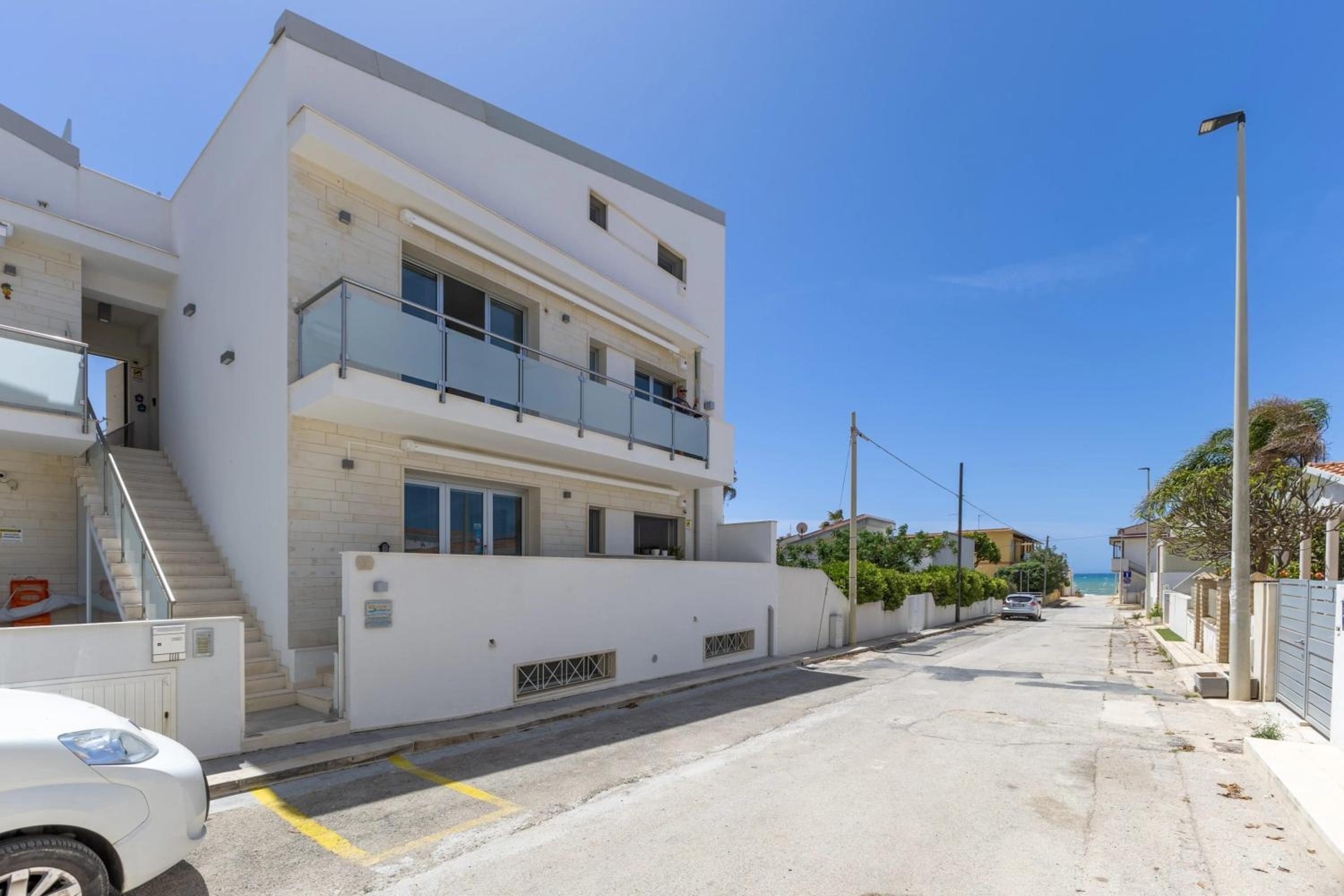 Spacious apartment with sea view in Punta Secca view 3