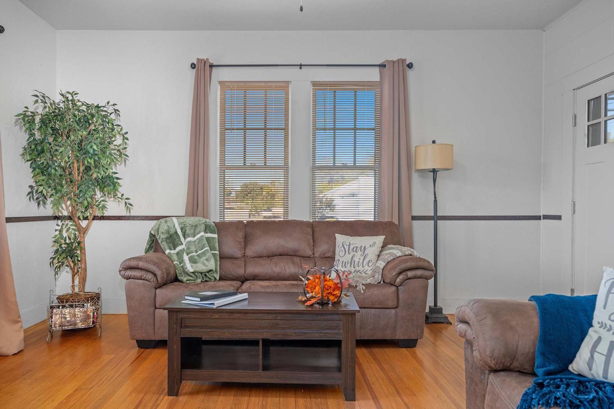 SIS' Cottage - Sleeps 4 on Main Street view 5