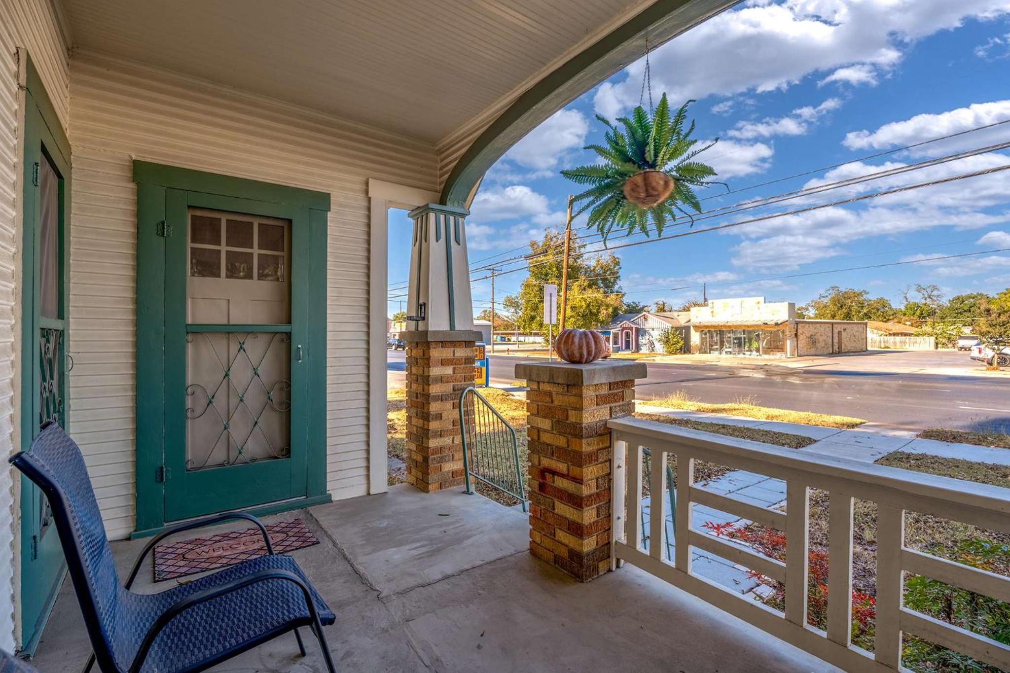 SIS' Cottage - Sleeps 4 on Main Street view 2