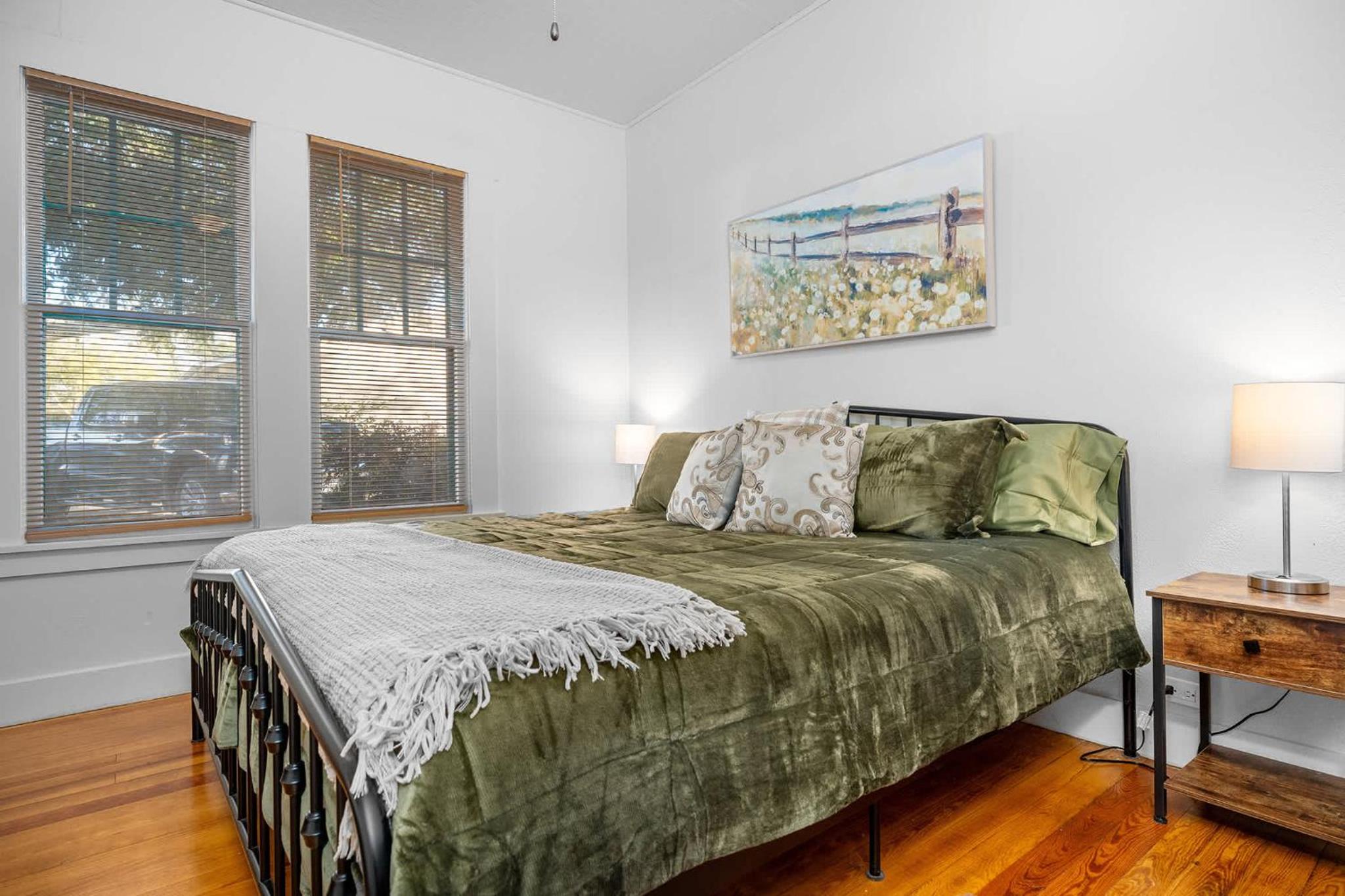 SIS' Cottage - Sleeps 4 on Main Street view 3