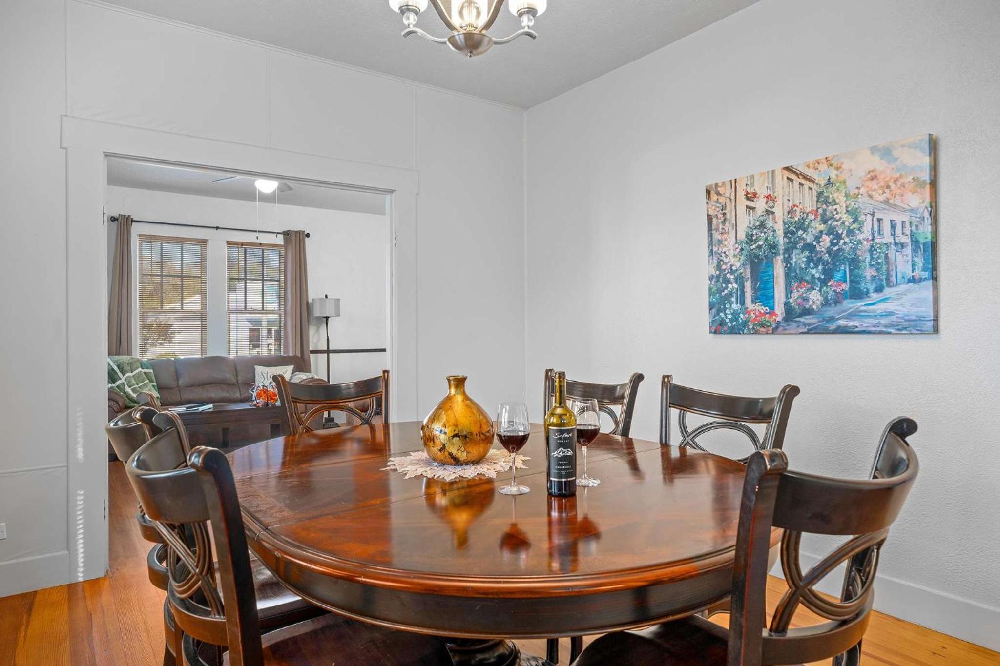 SIS' Cottage - Sleeps 4 on Main Street view 4