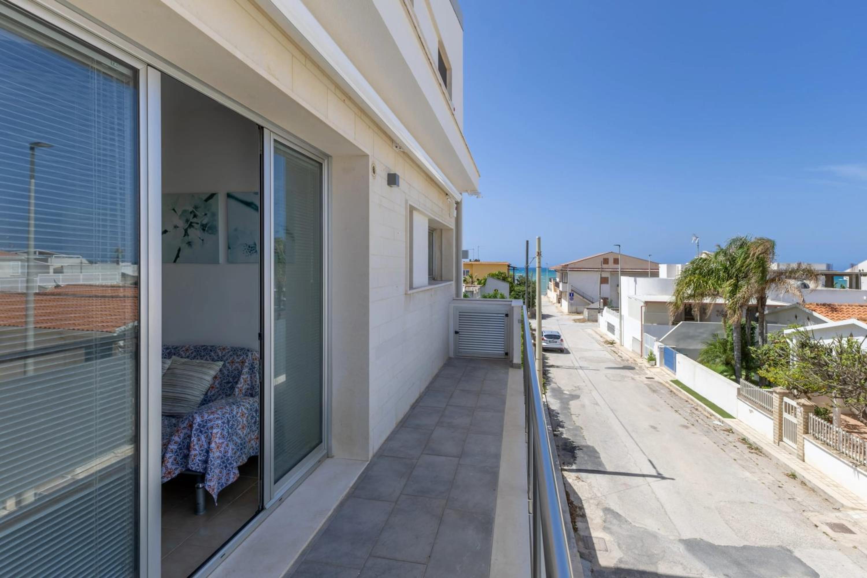 Spacious apartment with sea view in Punta Secca view 4