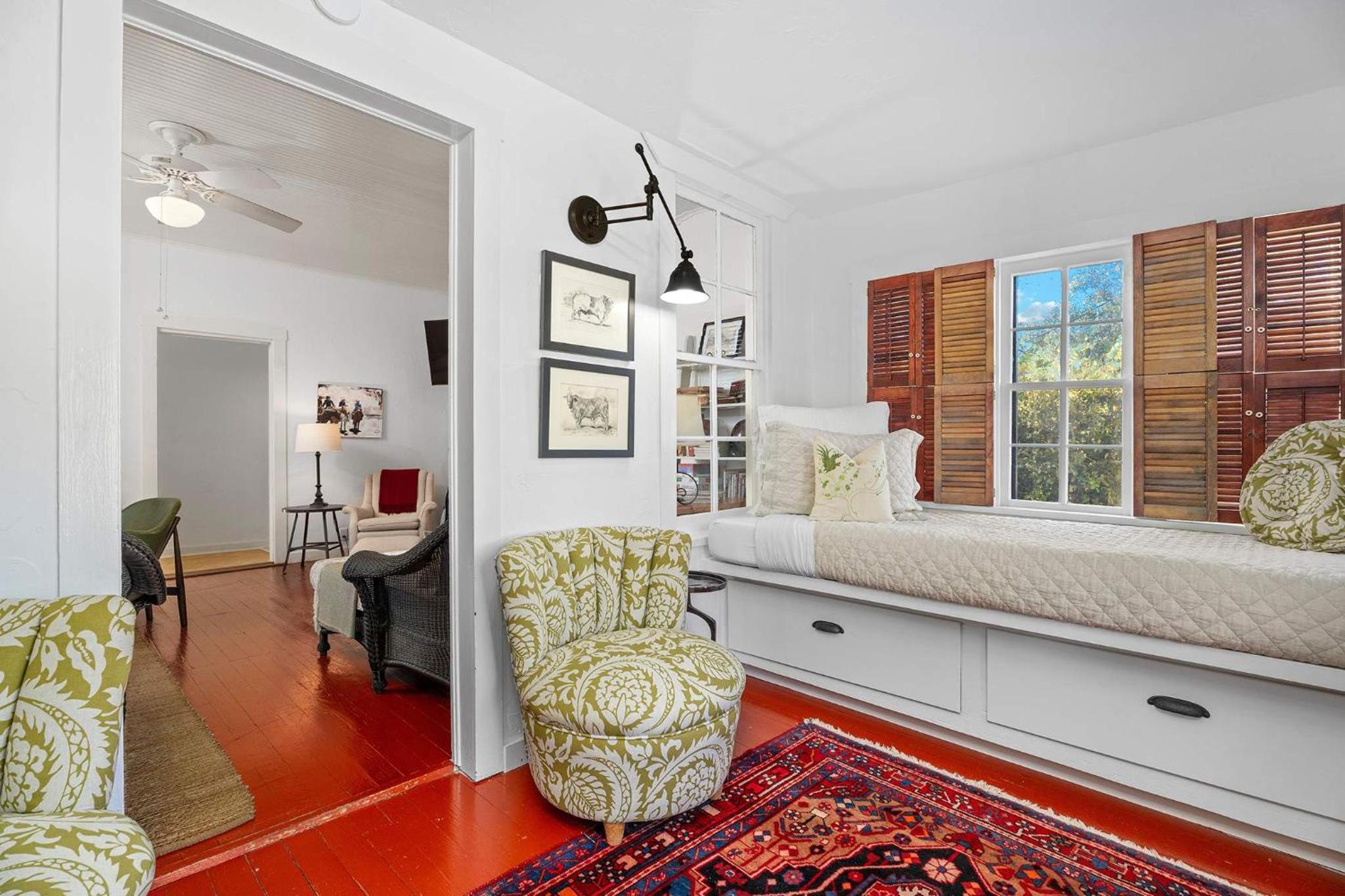 Flagstone Sunday House - Perfectly located view 2