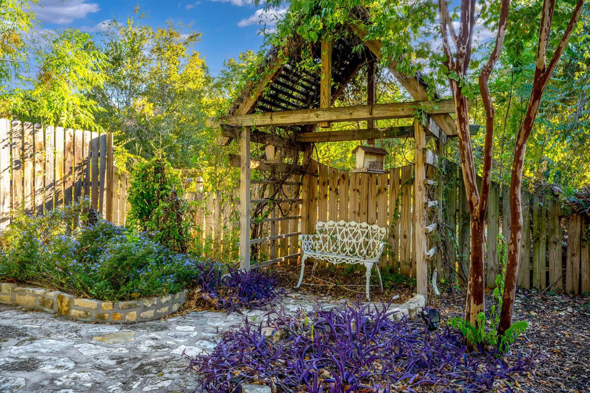 Flagstone Sunday House - Perfectly located view 3
