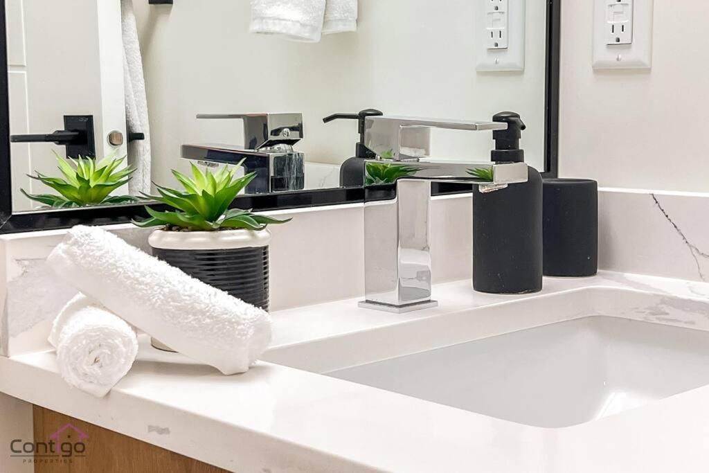 The Sanctuary Suite, Near Rogers & WEM, WiFi!