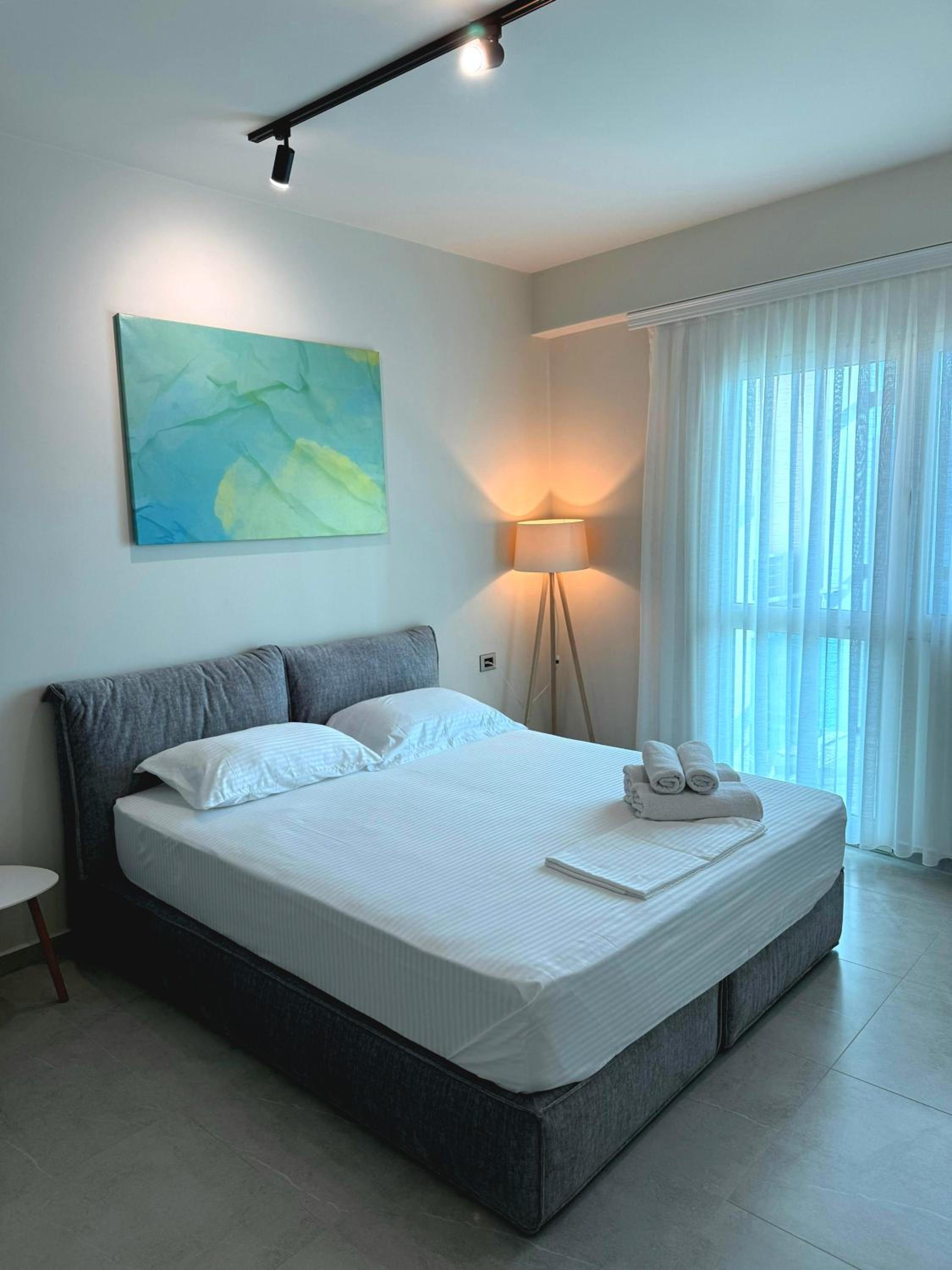 STAY-FIVE Modern Central Studios Self Check-in & Fast Wi-Fi