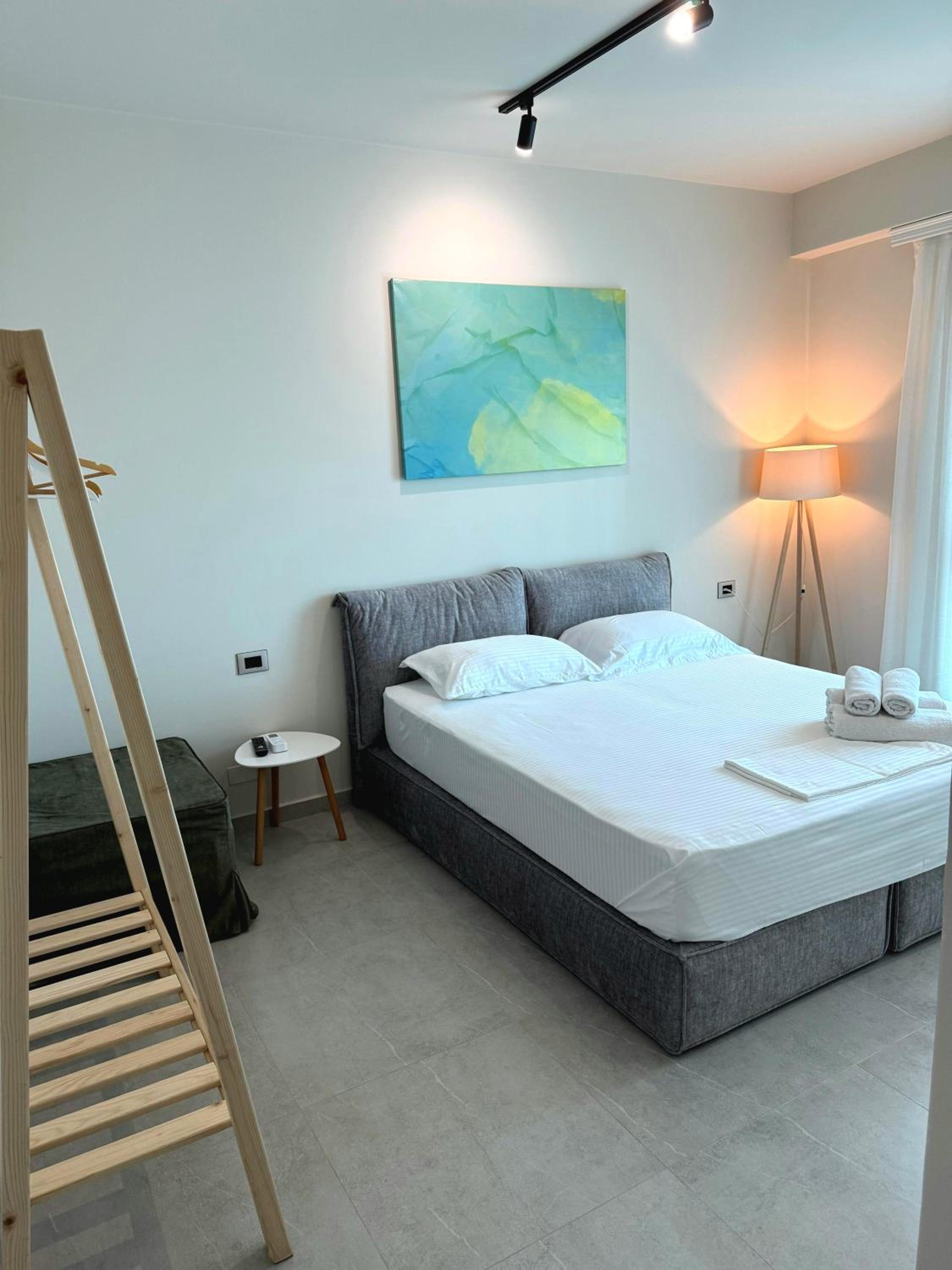 STAY-FIVE Modern Central Studios Self Check-in & Fast Wi-Fi