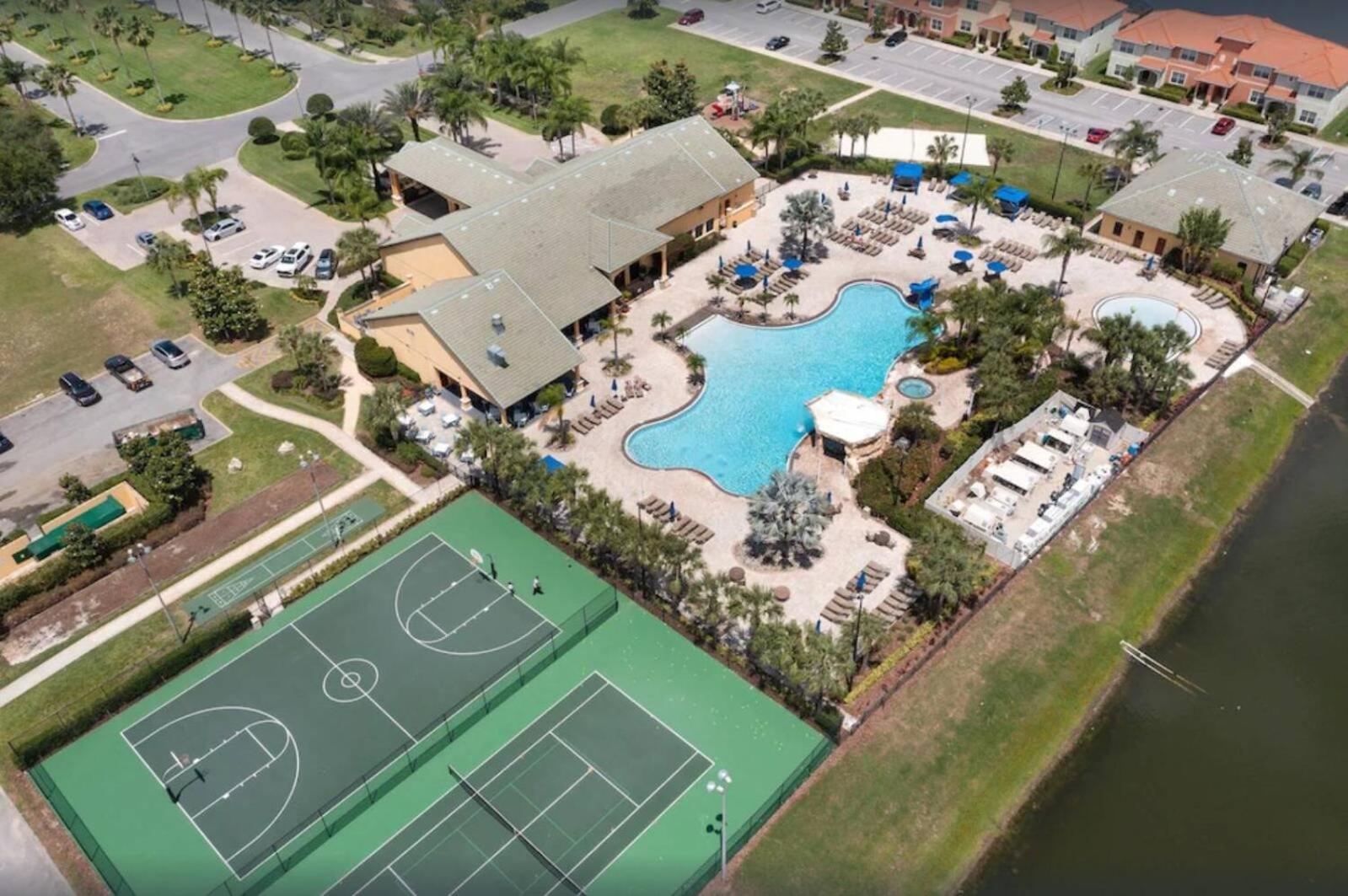 Amazing 5BD and 4BH 6 miles from Disney view 3