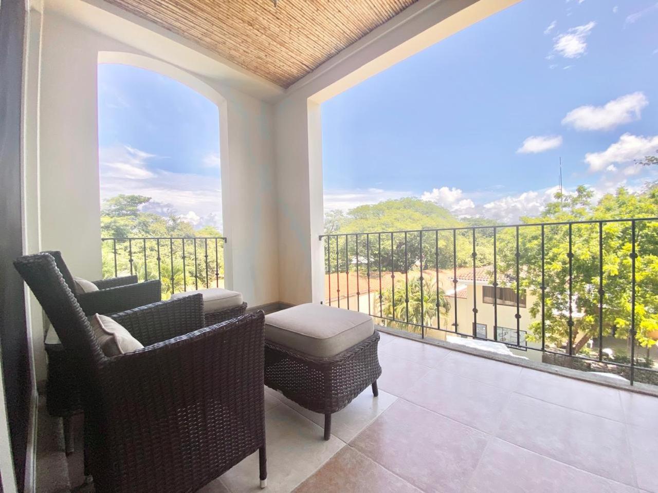 Peninsula 46 - Upscale 2bdr with Jacuzzi - Beach - Fast wifi - Gym