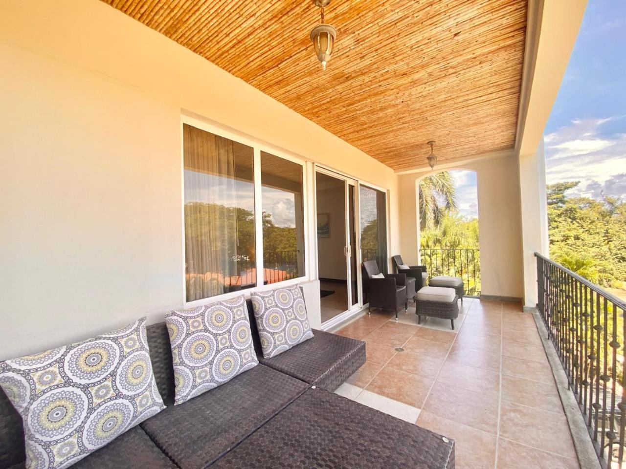 Peninsula 46 - Upscale 2bdr with Jacuzzi - Beach - Fast wifi - Gym