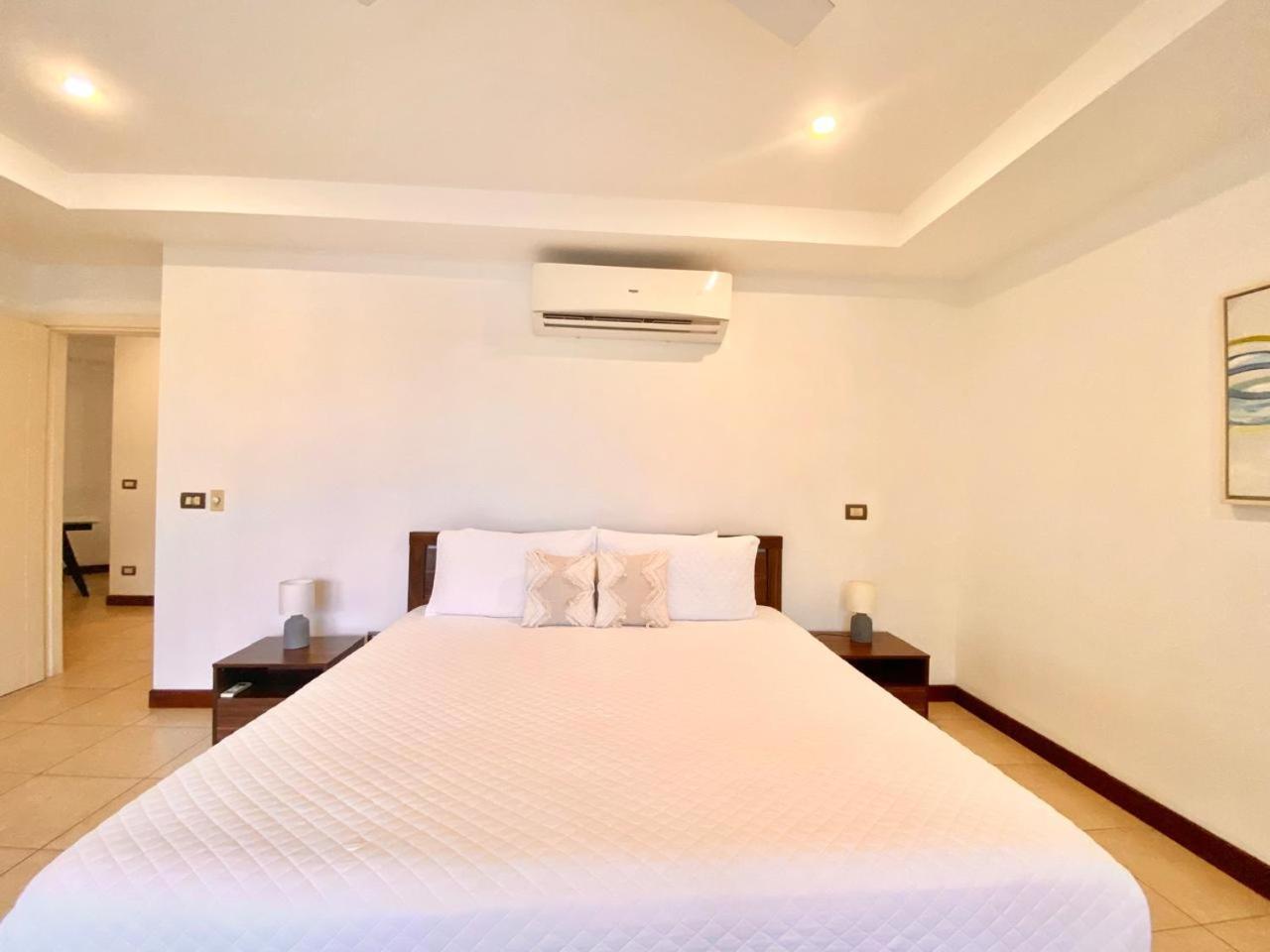 Peninsula 46 - Upscale 2bdr with Jacuzzi - Beach - Fast wifi - Gym