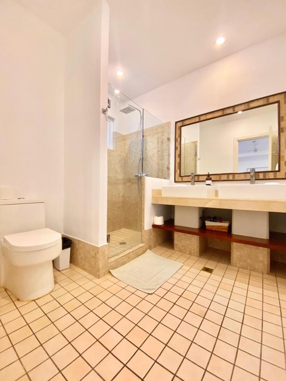 Peninsula 46 - Upscale 2bdr with Jacuzzi - Beach - Fast wifi - Gym