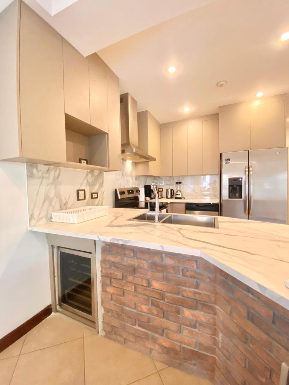 Peninsula 46 - Upscale 2bdr with Jacuzzi - Beach - Fast wifi - Gym