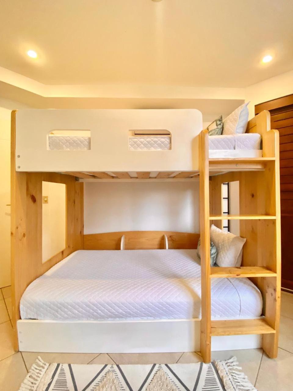 Peninsula 46 - Upscale 2bdr with Jacuzzi - Beach - Fast wifi - Gym