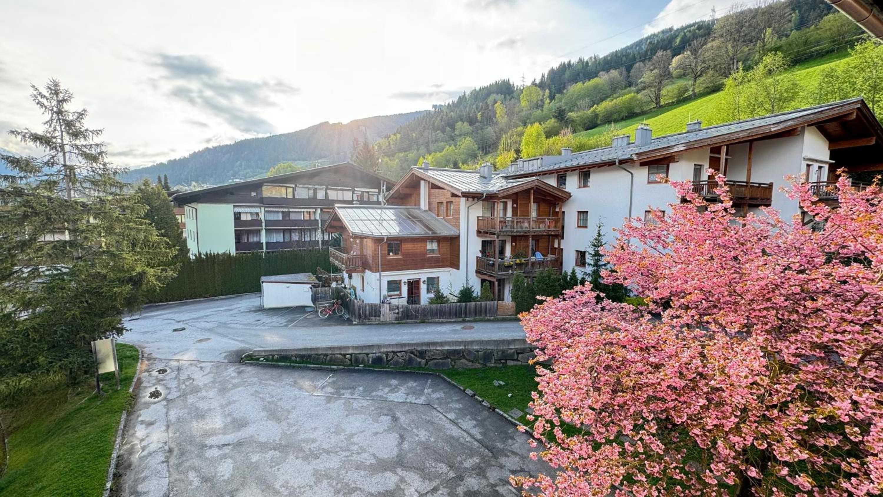 NĀVA PLACE Alpine Apartment in Kaprun - Peaceful Location, Near Glacier & WiFi