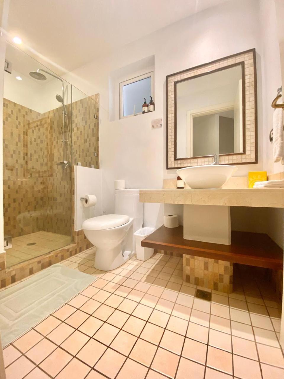 Peninsula 46 - Upscale 2bdr with Jacuzzi - Beach - Fast wifi - Gym