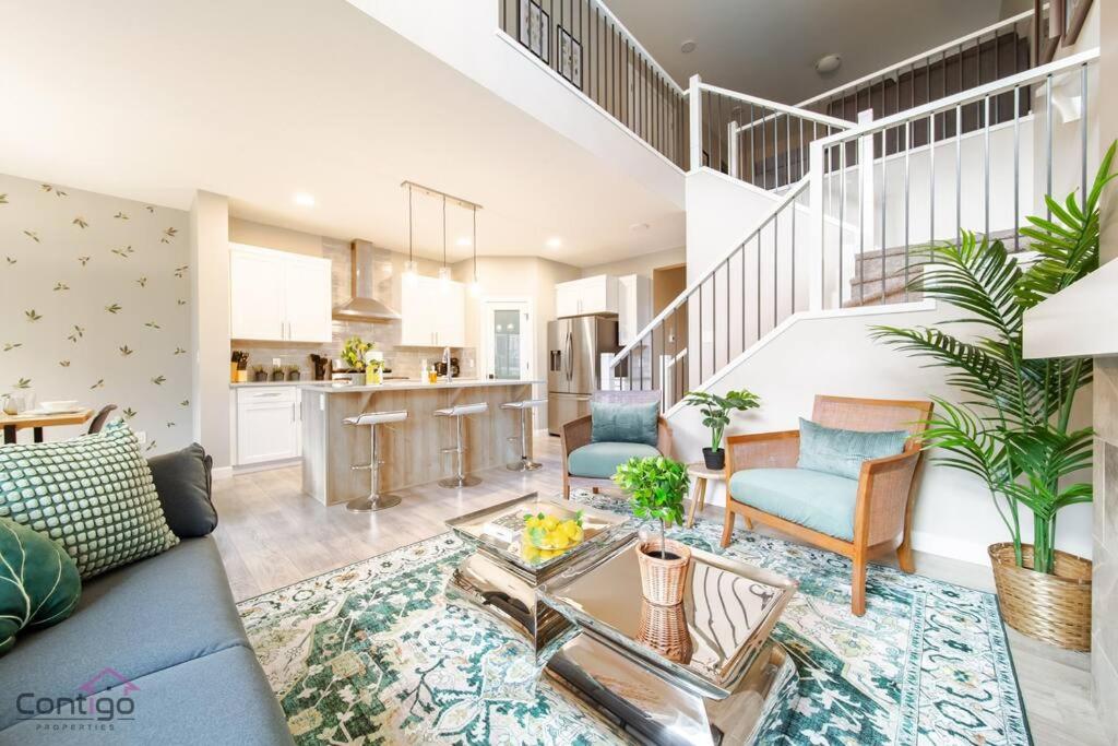 The Luxe, King Bed, Sleeps 8, Near YEG Airport!