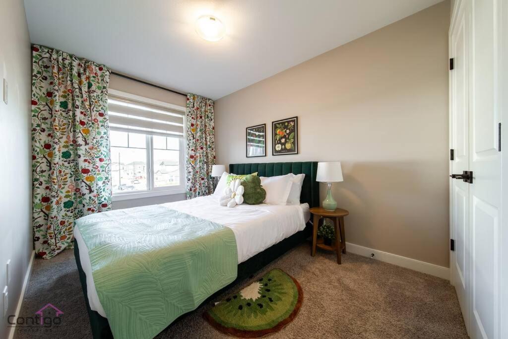 The Luxe, King Bed, Sleeps 8, Near YEG Airport!