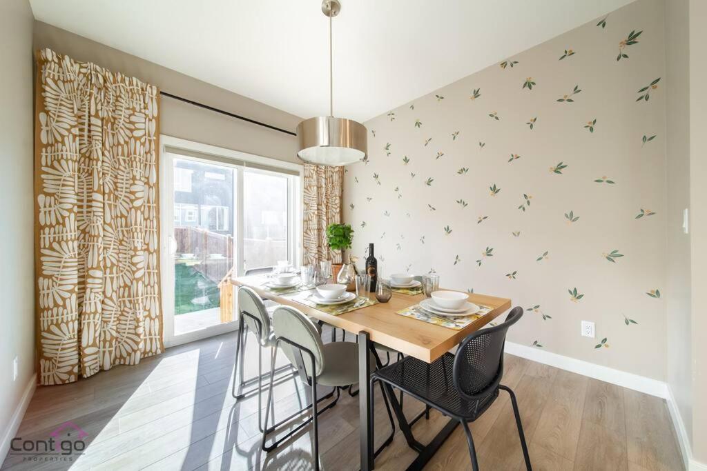 The Luxe, King Bed, Sleeps 8, Near YEG Airport!