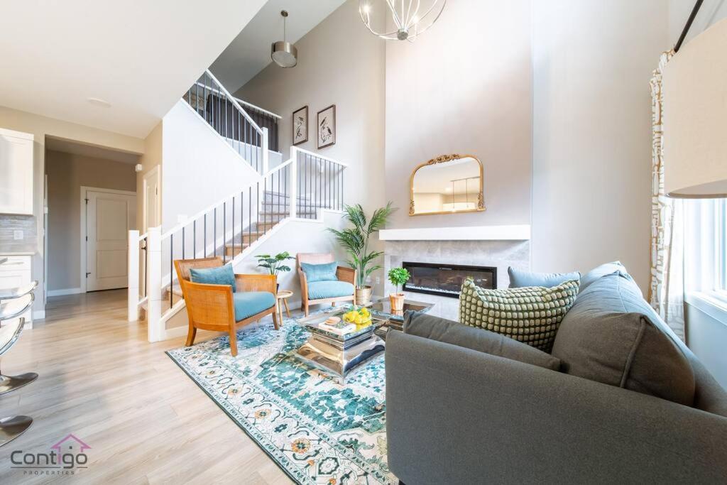The Luxe, King Bed, Sleeps 8, Near YEG Airport!