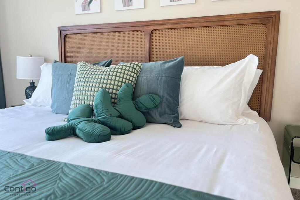 The Luxe, King Bed, Sleeps 8, Near YEG Airport!