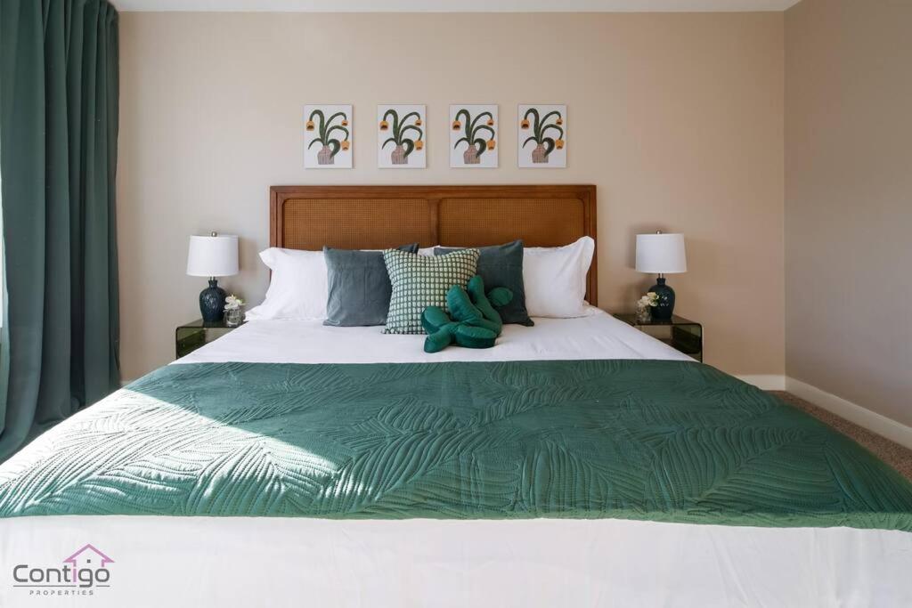 The Luxe, King Bed, Sleeps 8, Near YEG Airport!