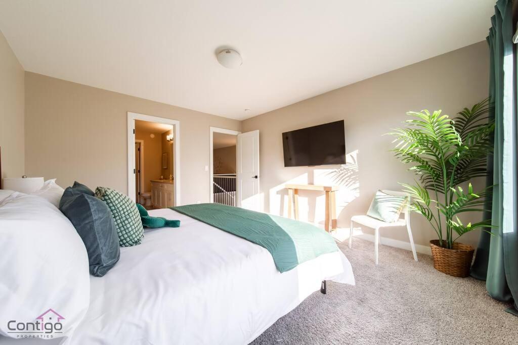 The Luxe, King Bed, Sleeps 8, Near YEG Airport!