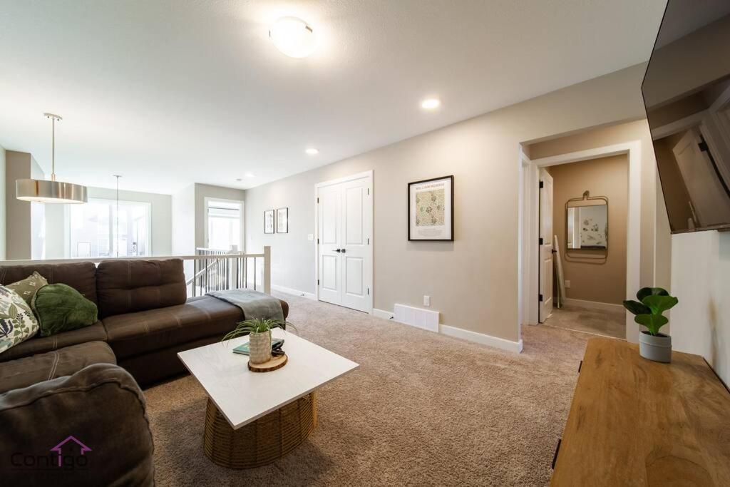 The Luxe, King Bed, Sleeps 8, Near YEG Airport!