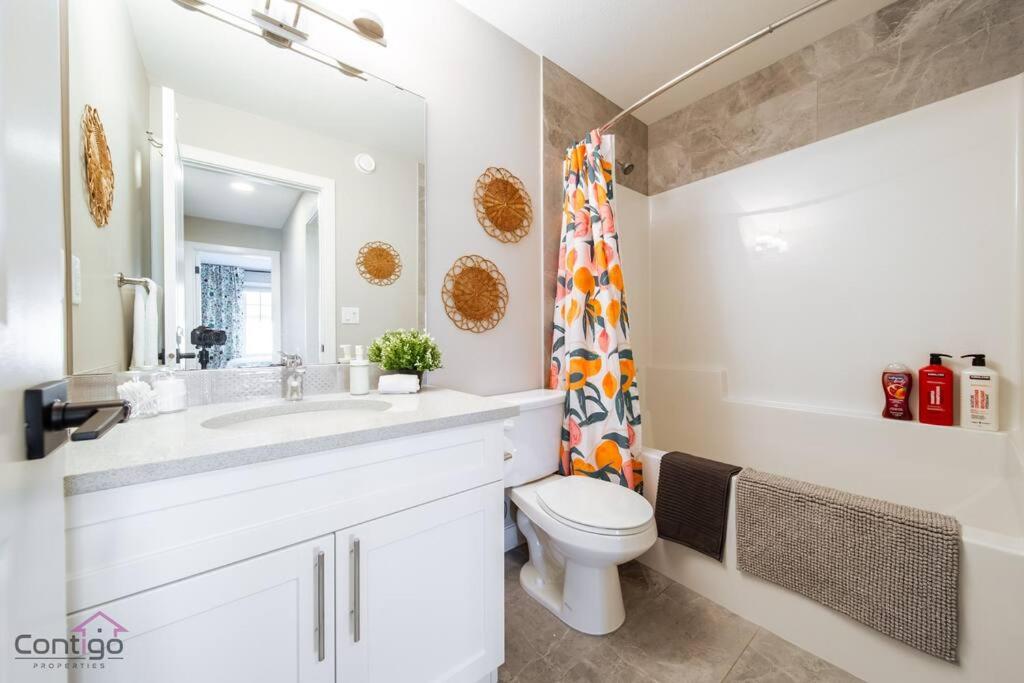 The Luxe, King Bed, Sleeps 8, Near YEG Airport!