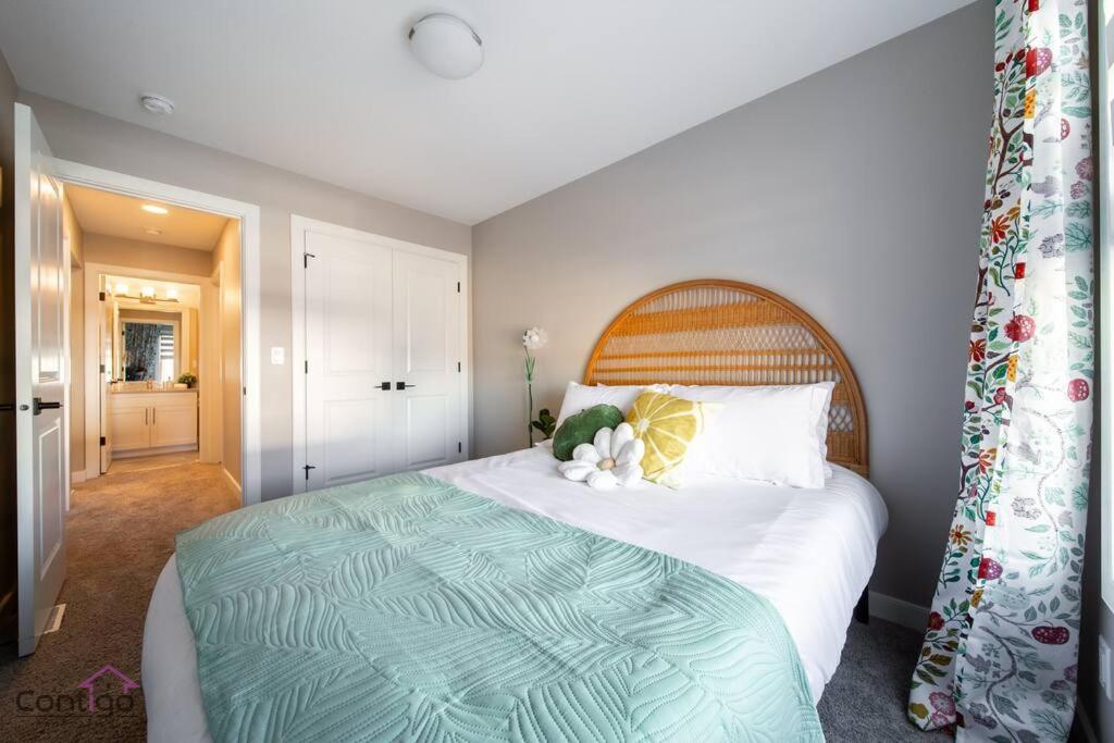 The Luxe, King Bed, Sleeps 8, Near YEG Airport!