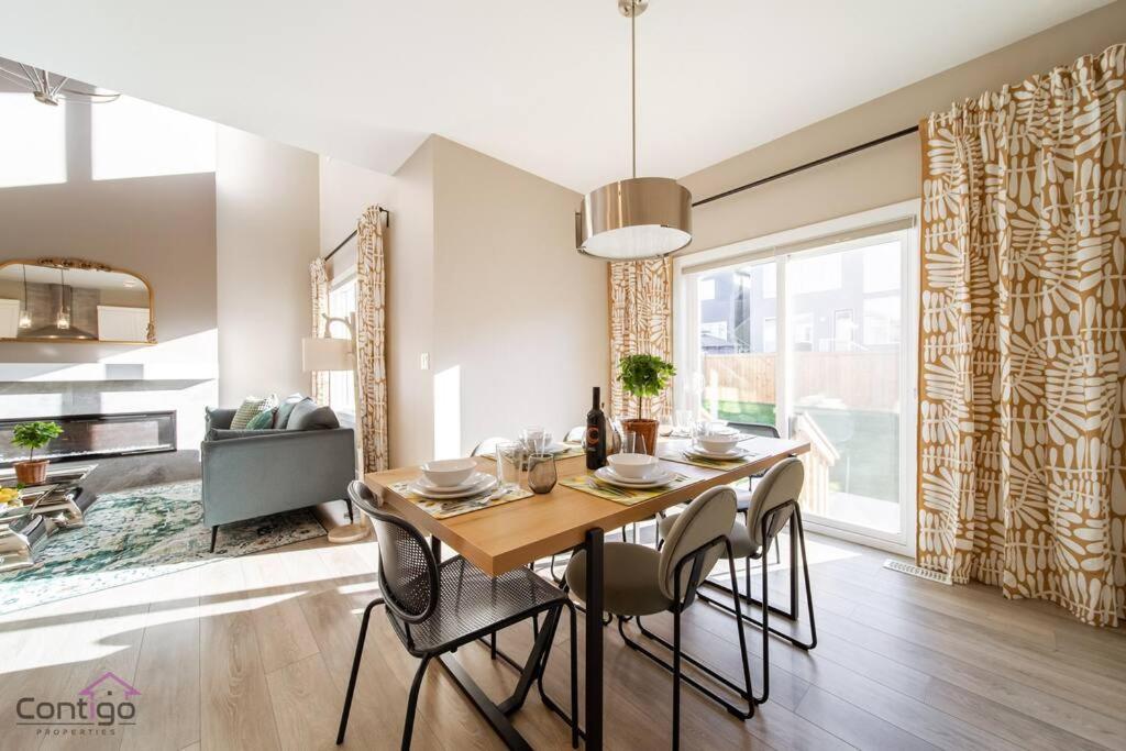 The Luxe, King Bed, Sleeps 8, Near YEG Airport!