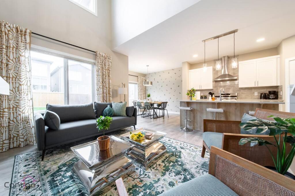The Luxe, King Bed, Sleeps 8, Near YEG Airport!