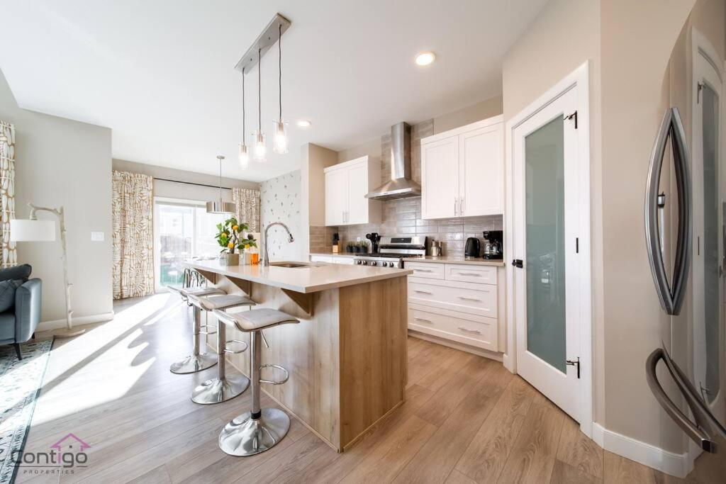 The Luxe, King Bed, Sleeps 8, Near YEG Airport!