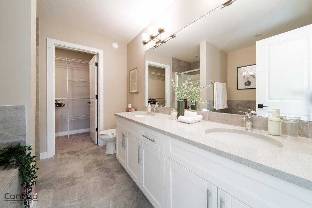 The Luxe, King Bed, Sleeps 8, Near YEG Airport!
