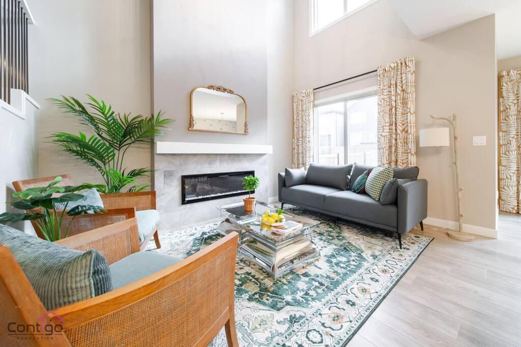 The Luxe, King Bed, Sleeps 8, Near YEG Airport!