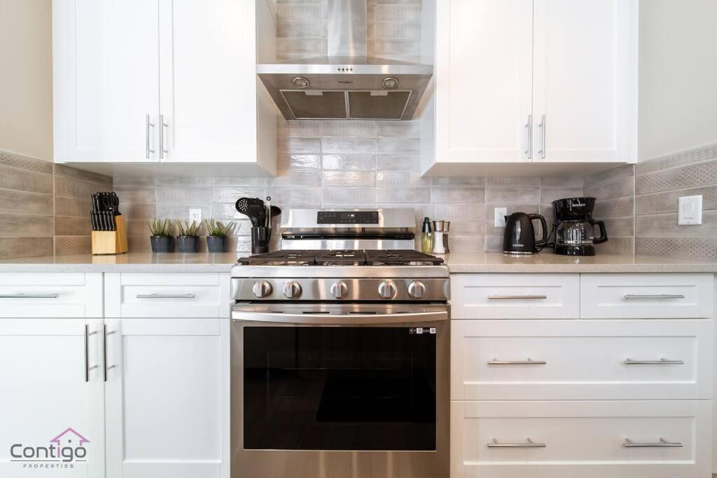 The Luxe, King Bed, Sleeps 8, Near YEG Airport!