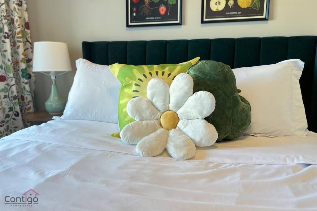 The Luxe, King Bed, Sleeps 8, Near YEG Airport!