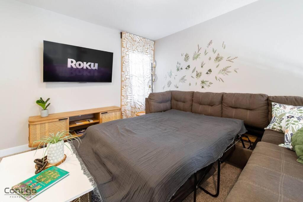 The Luxe, King Bed, Sleeps 8, Near YEG Airport!