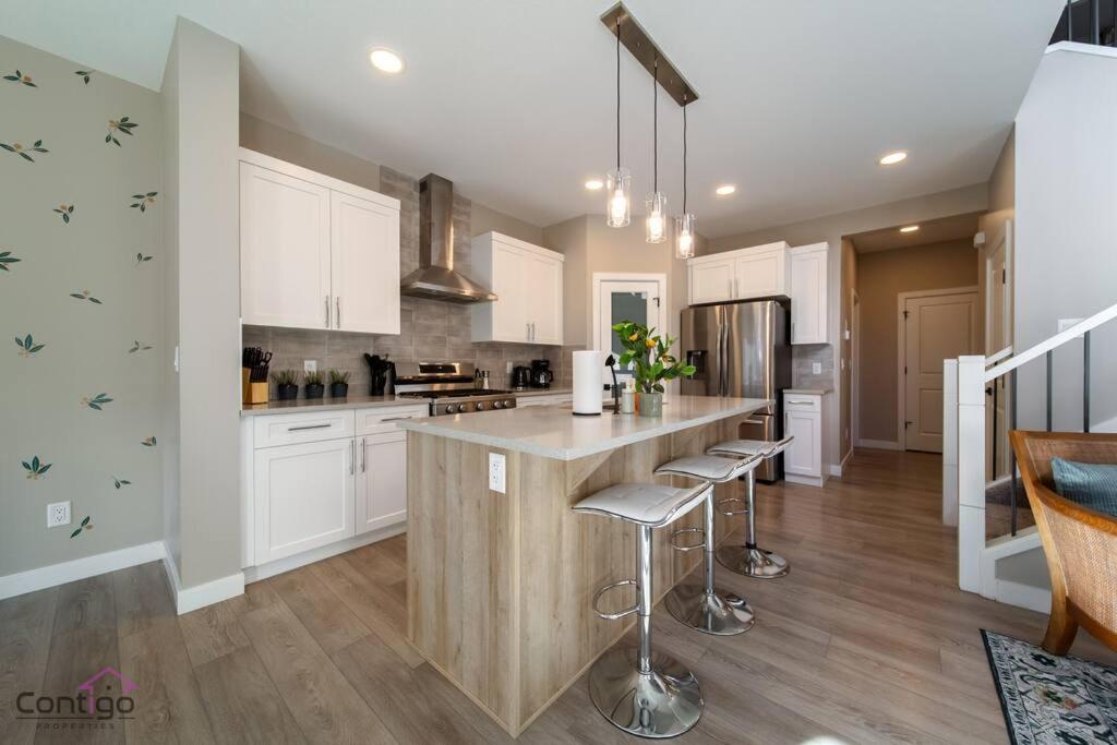 The Luxe, King Bed, Sleeps 8, Near YEG Airport!