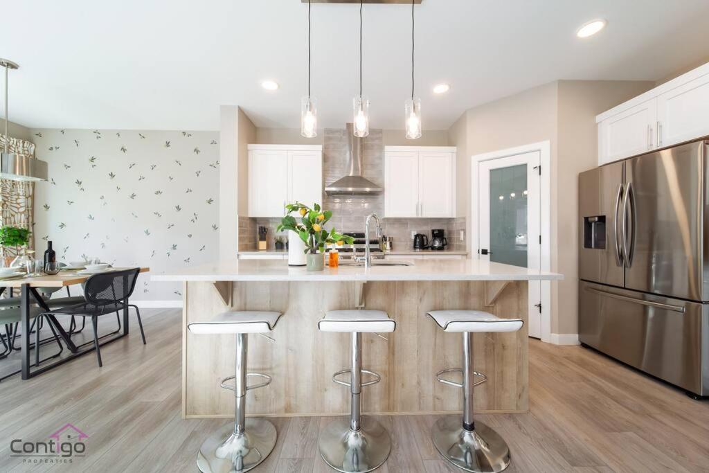 The Luxe, King Bed, Sleeps 8, Near YEG Airport!