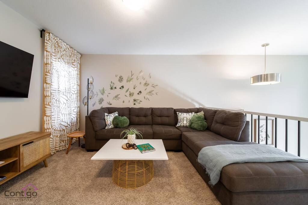 The Luxe, King Bed, Sleeps 8, Near YEG Airport!