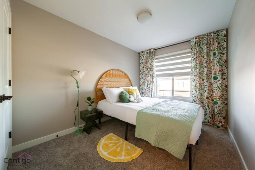 The Luxe, King Bed, Sleeps 8, Near YEG Airport!