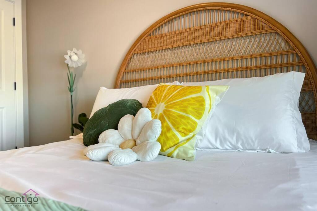 The Luxe, King Bed, Sleeps 8, Near YEG Airport!