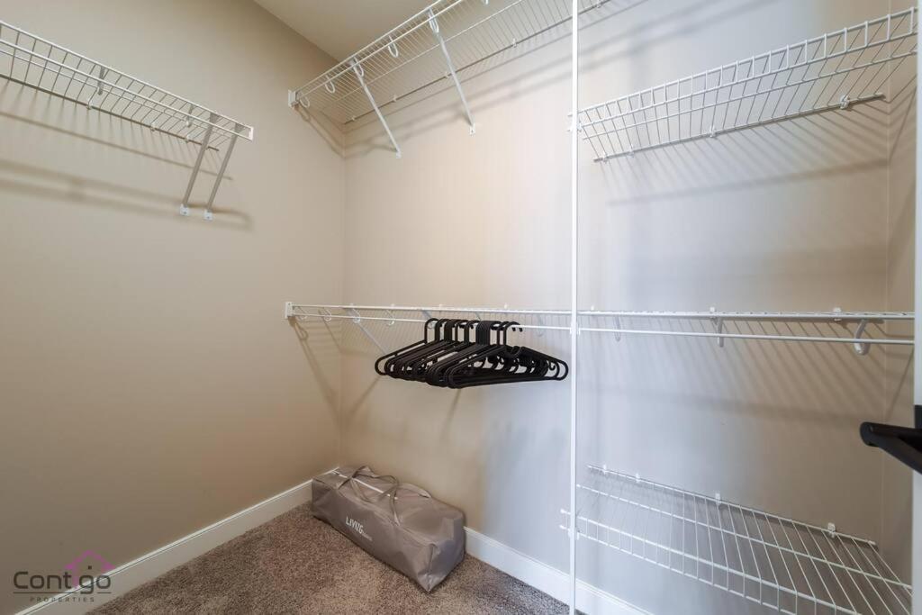 The Luxe, King Bed, Sleeps 8, Near YEG Airport!