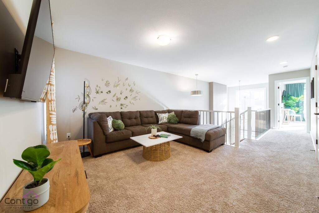 The Luxe, King Bed, Sleeps 8, Near YEG Airport!