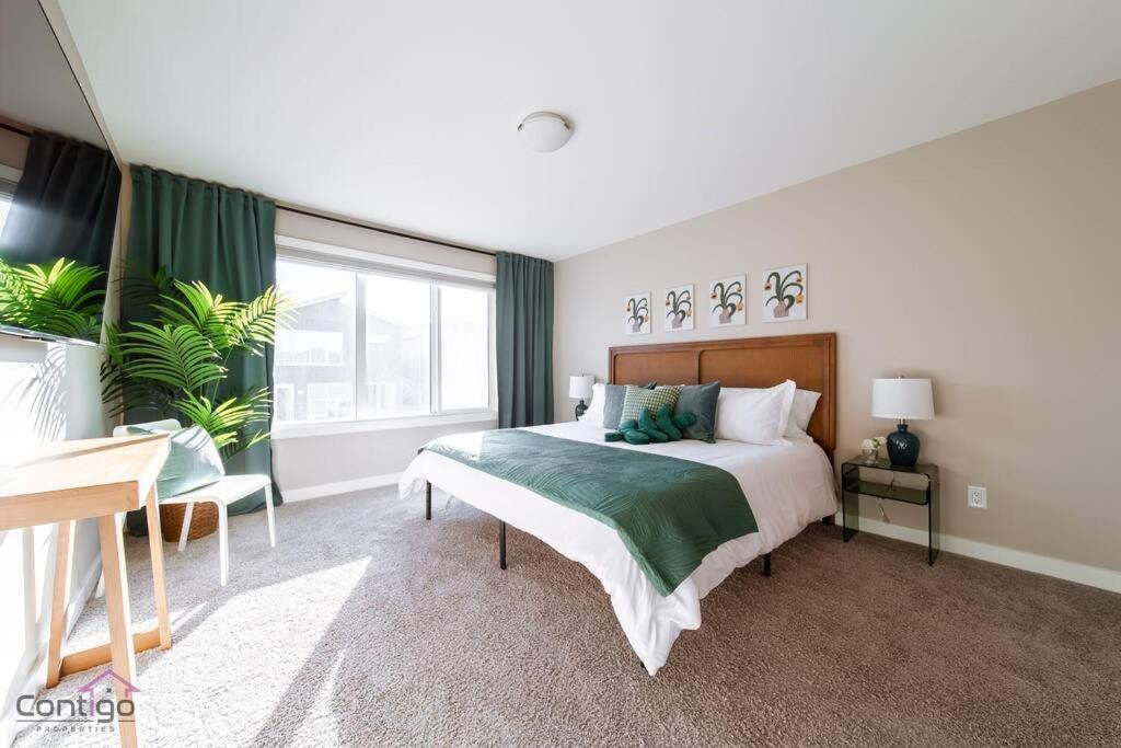 The Luxe, King Bed, Sleeps 8, Near YEG Airport!