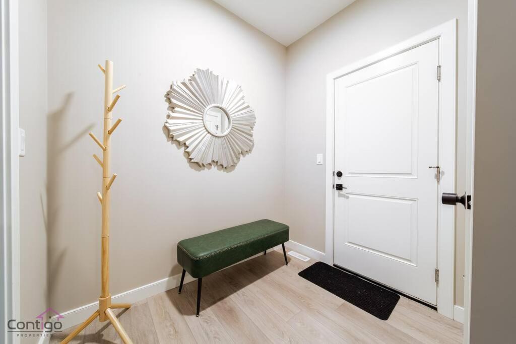 The Luxe, King Bed, Sleeps 8, Near YEG Airport!