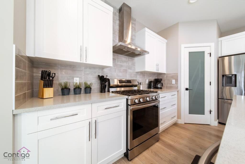 The Luxe, King Bed, Sleeps 8, Near YEG Airport!
