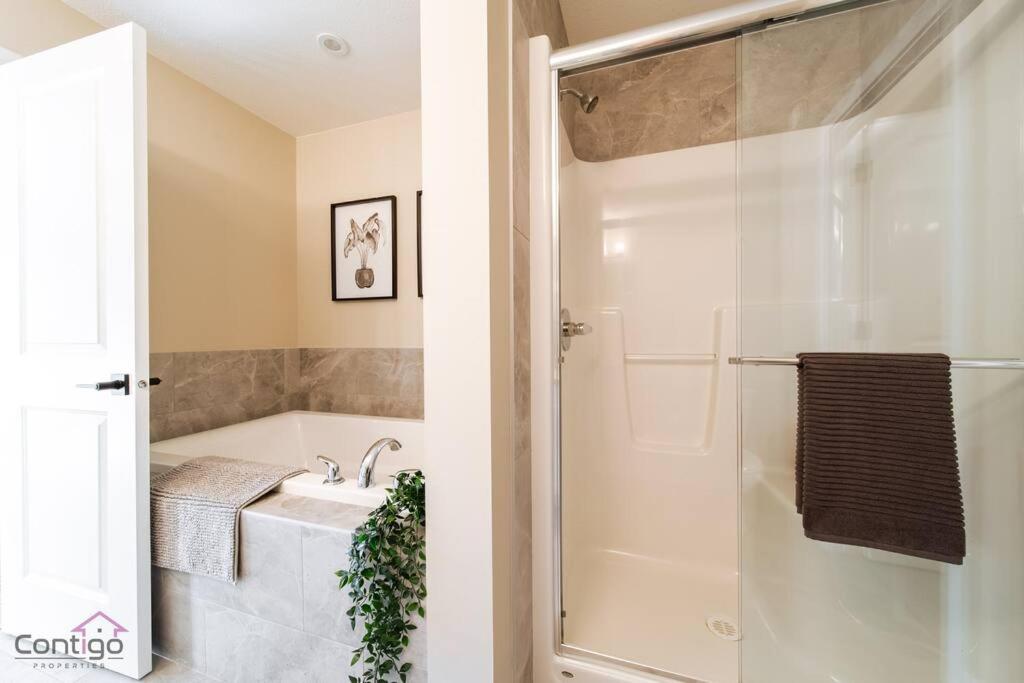 The Luxe, King Bed, Sleeps 8, Near YEG Airport!