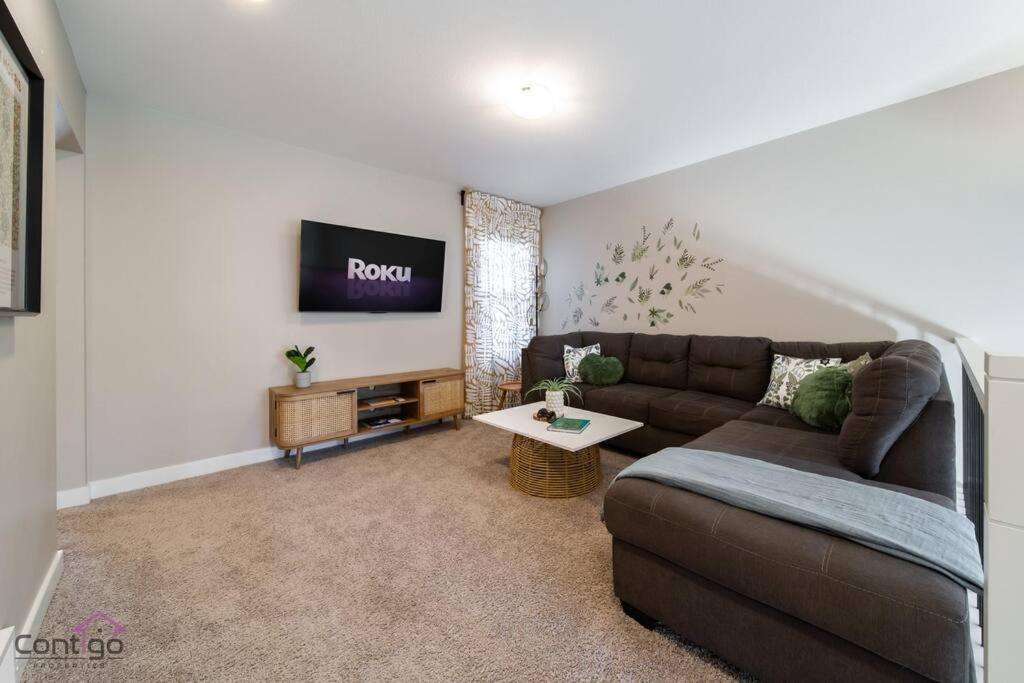 The Luxe, King Bed, Sleeps 8, Near YEG Airport!